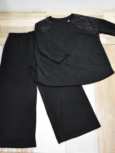 Conjunto curvy de punto negro con lentejuelas en los hombros