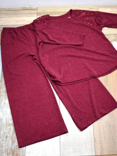 Conjunto de punto burdeos con cintura elástica y corte recto [1]