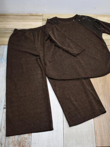 Jersey curvy marrón con detalle brillante y pantalón recto [2]