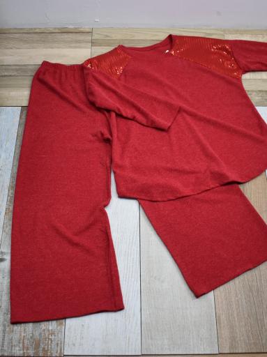 Detalle del hombro con lentejuelas del conjunto curvy rojo [3]
