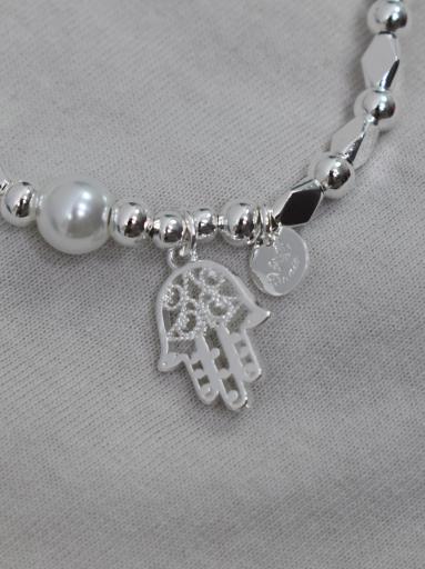 pulsera bañada en plata con mano de fatima y perla