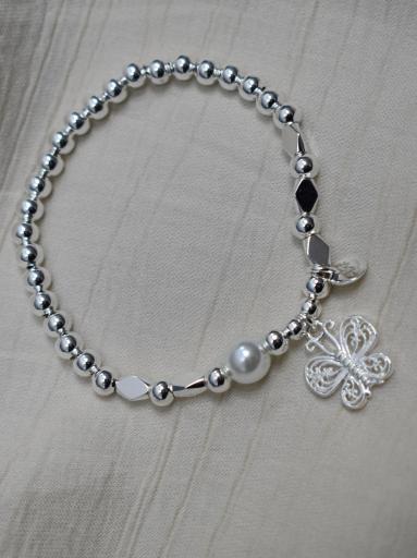 pulsera bañada en plata con mariposa y perla