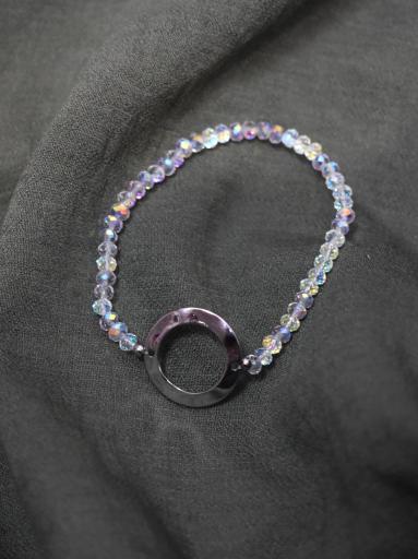 Pulsera elástica con colgante circular – Versatilidad y tendencia para tu día a día