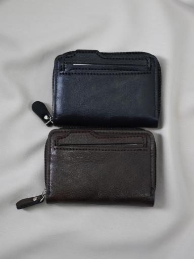 tarjetero pequeño negro con cremallera y compartimentos exteriores para tarjetas