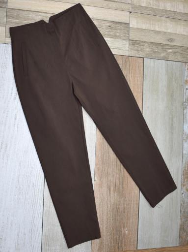 Pantalón recto marrón mujer diseño elegante con corte limpio y tejido cómodo [1]