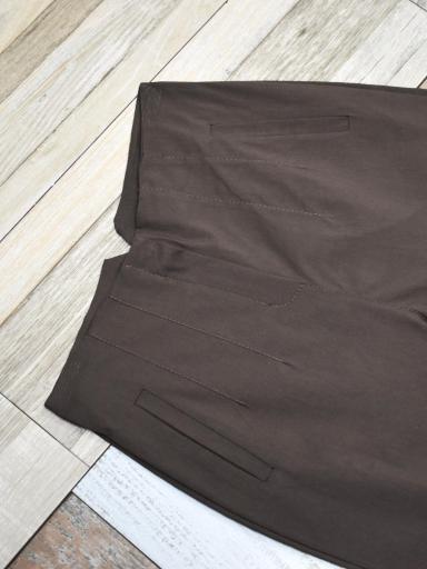Detalle pantalón marrón mujer bolsillos y acabado minimalista elegante [2]