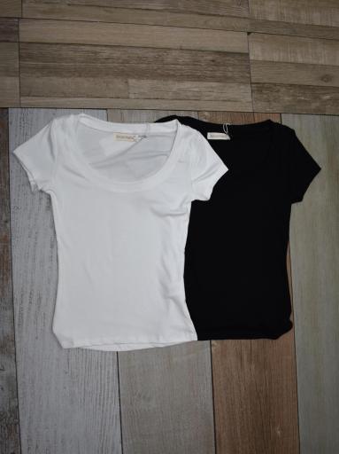 camiseta básica de mujer, cómoda y elástica, con manga corta. Disponible en azul, rosa, blanco y negro. Ideal para looks versátiles diarios. [2]
