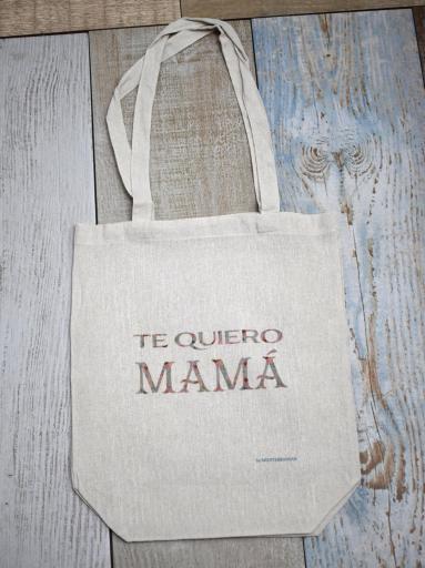 Tote bag para mamá con frase Te Quiero Mamá en estampado floral [1]