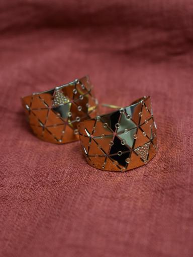 Pendientes de acero dorado ligeros con detalle calado [2]