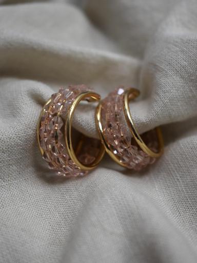 Pendientes dorados en tendencia con abalorios rosas [2]