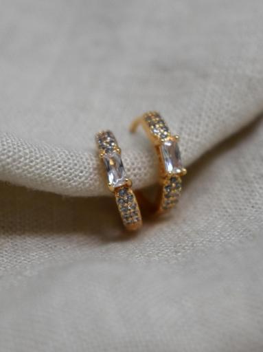 Pendientes dorados elegantes con cristal rectangular central [1]
