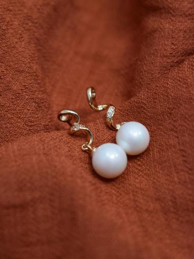 Pendientes ligeros con perla blanca y detalle brillante dorado [2]