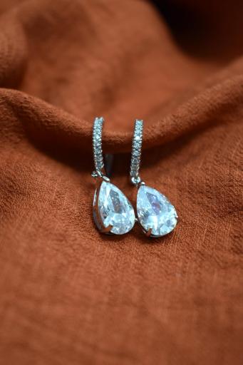 Pendientes de aro plateados con colgante de lágrima de cristal [0]