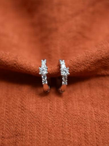 Aros pequeños plateados con piedras transparentes [1]