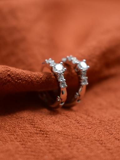 Pendientes elegantes de aro con detalle brillante [2]