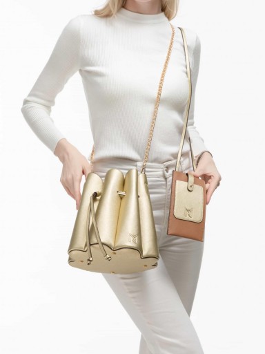 Bolso tipo bucket dorado con diseño plisado y correa ancha [0]