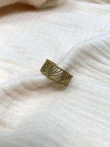 Anillo ancho dorado de acero con diseño calado [1]