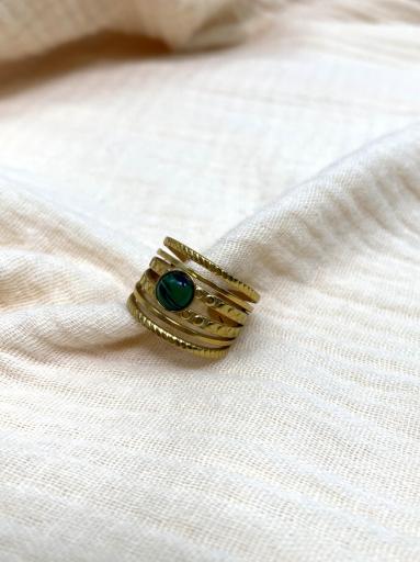Anillo ancho dorado con piedra verde para mujer [1]