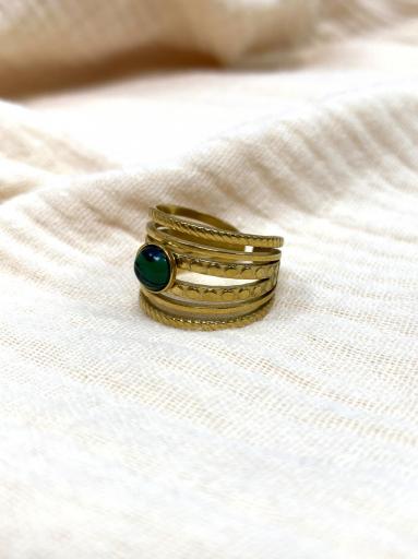Anillo de acero dorado ajustable con detalle verde [2]