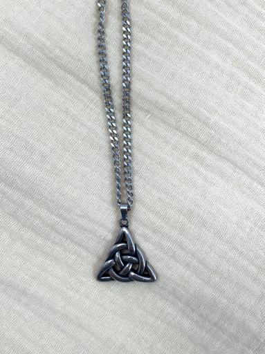 Collar de acero con Nudo de Brujas puesto en mujer [2]