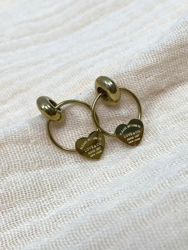 Pendientes dorados con aro y corazón colgante [1]