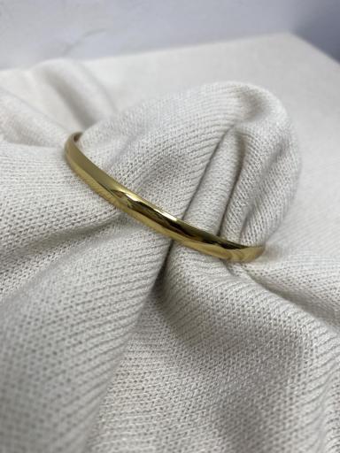 Pulsera dorada de acero con diseño liso [1]
