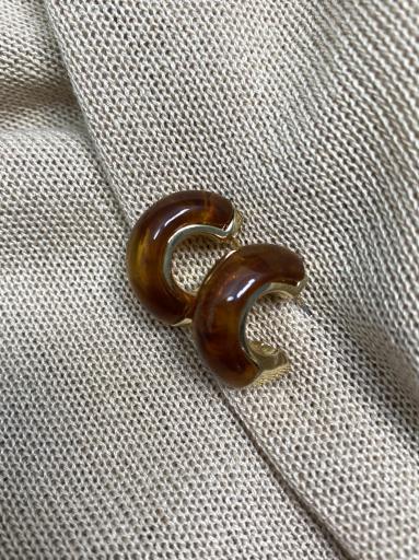 Pendientes de aro marrones con detalles dorados y diseño curvado [3]