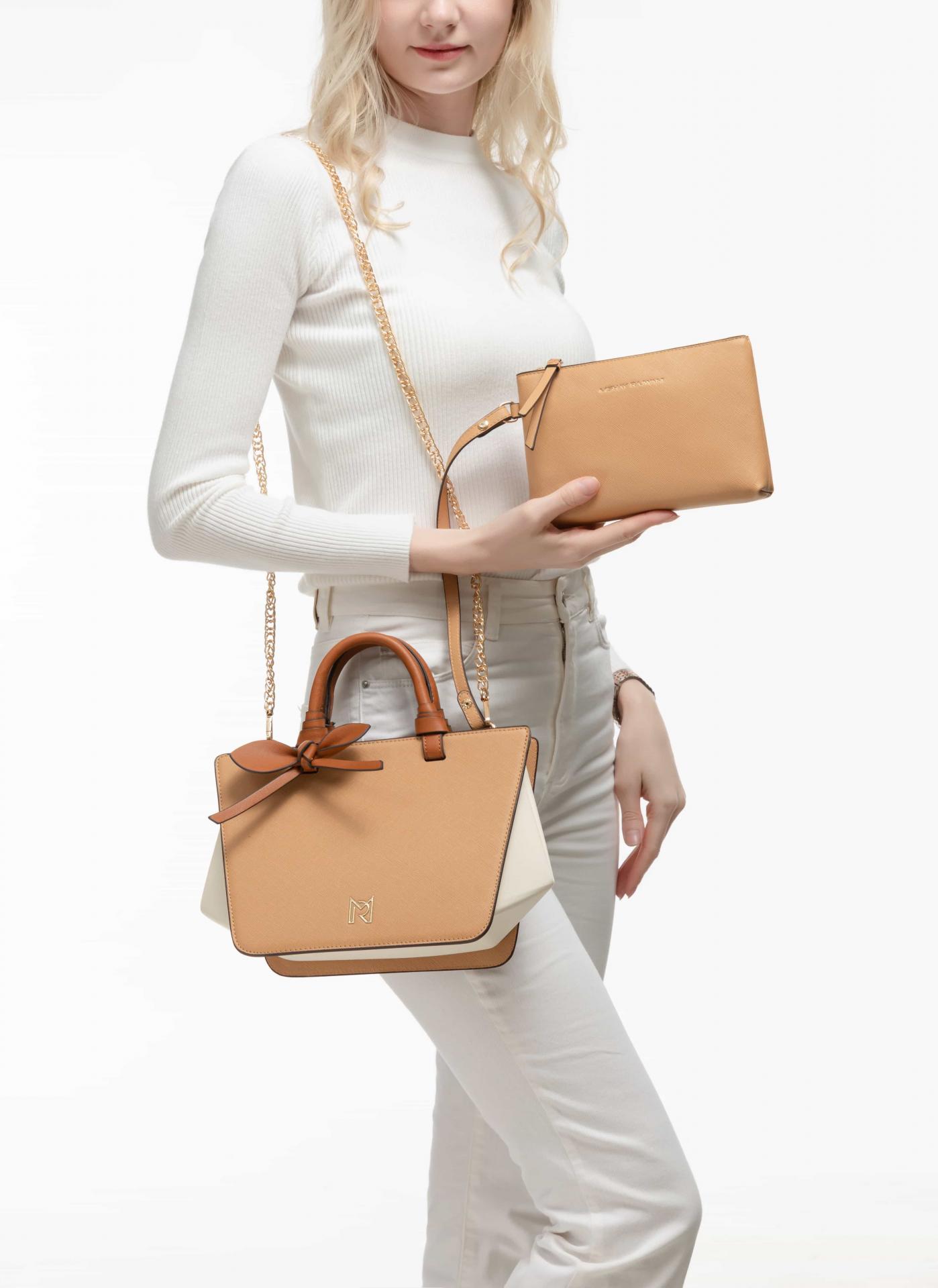 Bolso de mano camel con diseño femenino y líneas limpias