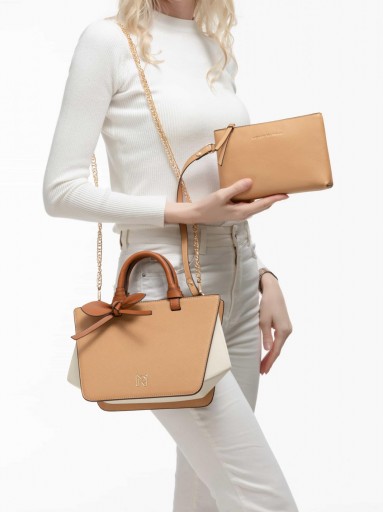 Bolso de mano camel con diseño femenino y líneas limpias