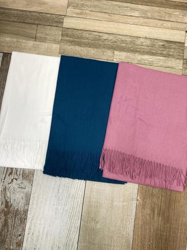 pañuelo de punto blanco con flecos [1]