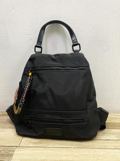 mochila antirrobo negra con asas anchas y múltiples compartimentos [0]