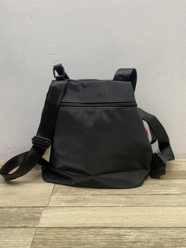 asas ajustables y diseño seguro de mochila antirrobo en color negro [1]