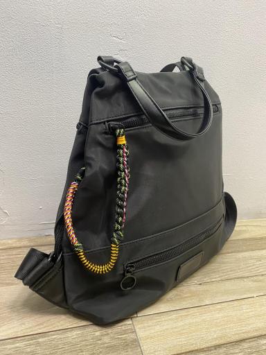 interior amplio de mochila negra antirrobo para uso diario [2]