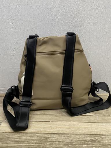 mochila beige con bolsillos ocultos y estilo urbano [1]