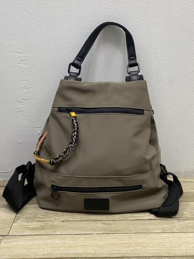 mochila antirrobo marrón con asas anchas y bolsillos amplios [2]