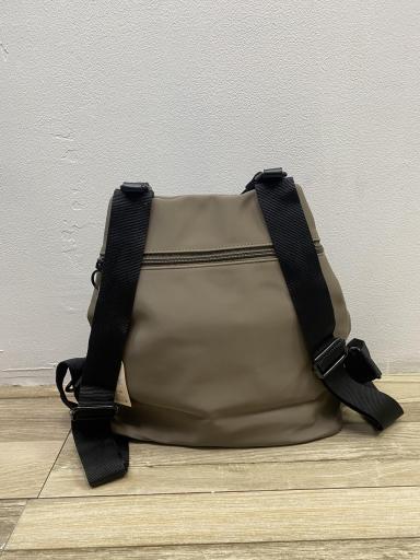 mochila marrón para mujer con diseño elegante y antirrobo [3]