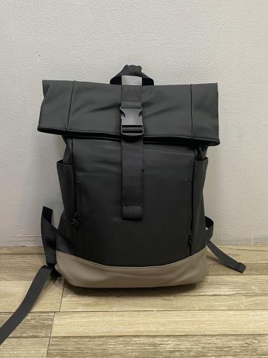 mochila negra amplia con bolsillos y asas acolchadas [0]