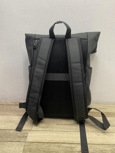 mochila negra con múltiples bolsillos y diseño urbano [1]