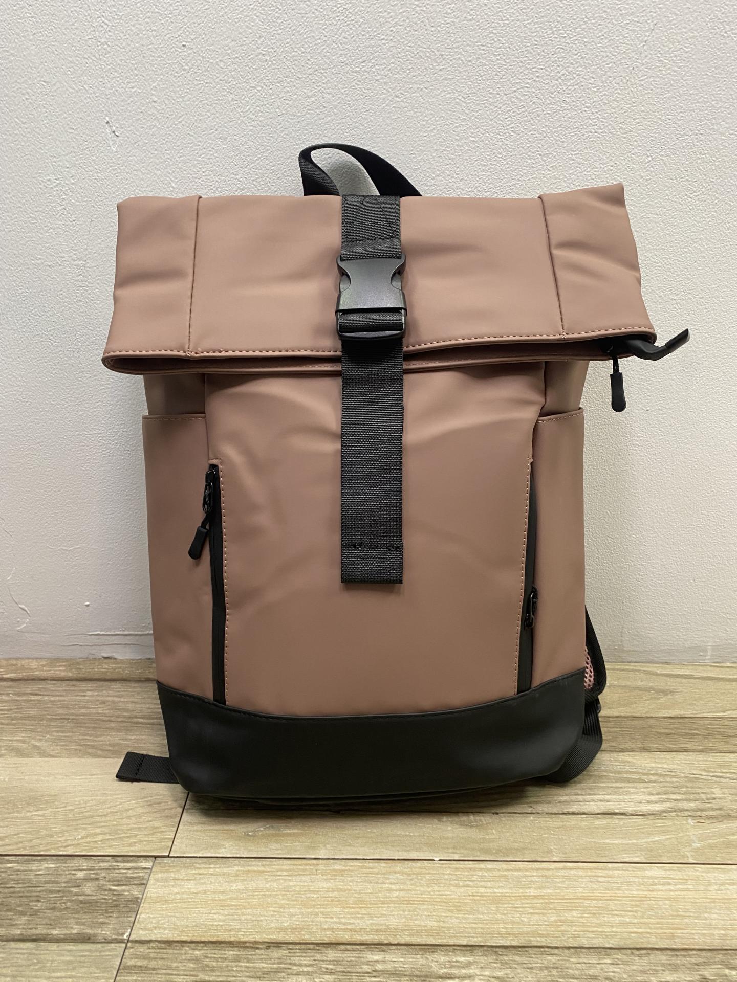 mochila rosa amplia con muchos bolsillos y asas acolchadas