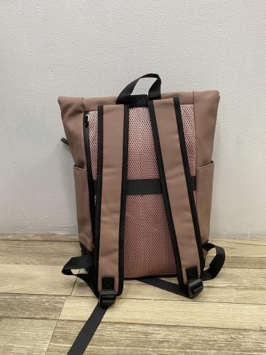 mochila rosa grande con bolsillos verticales y diseño urbano [1]