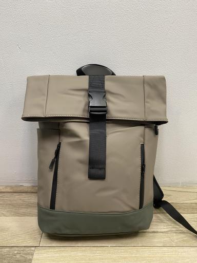 mochila beige amplia con múltiples bolsillos y asas acolchadas [2]