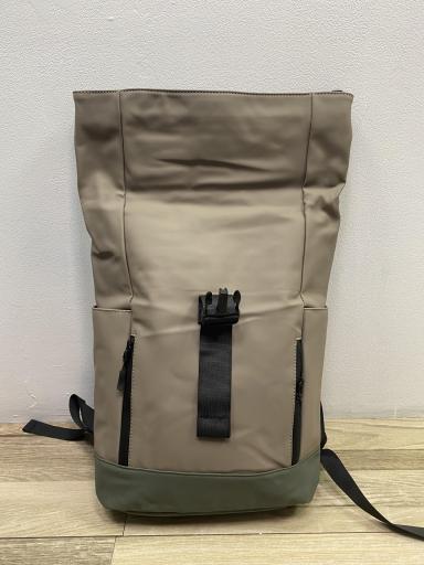 mochila beige para mujer con gran capacidad y bolsillos laterales [3]