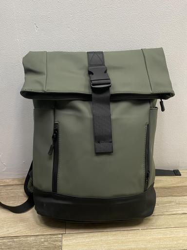 mochila verde amplia con muchos bolsillos y diseño moderno [2]