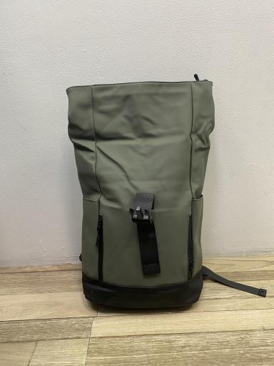 mochila verde para mujer con cierre frontal y base contrastada [3]