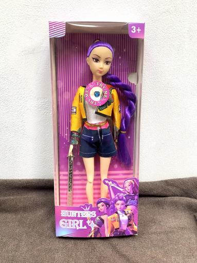 Muñeca Huntrix Rumi con outfit amarillo y trenza larga morada [2]