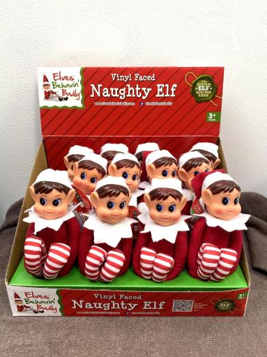 elfo pequeño navideño con gorro blanco y piernas de rayas