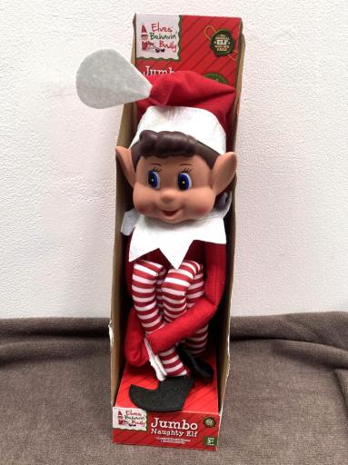 muñeco elfo grande con medias rojas y blancas