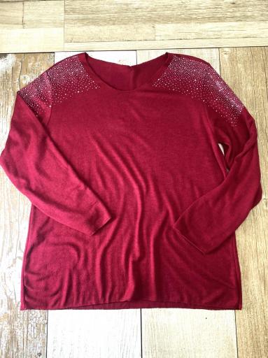 Jersey de punto granate con cuello redondo y brillos plateados en el hombro