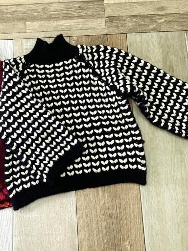 Jersey ancho de punto estampado en color negro con diseño geométrico [1]