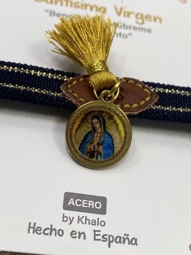 Detalle de pulsera azul marino con colgante religioso [1]